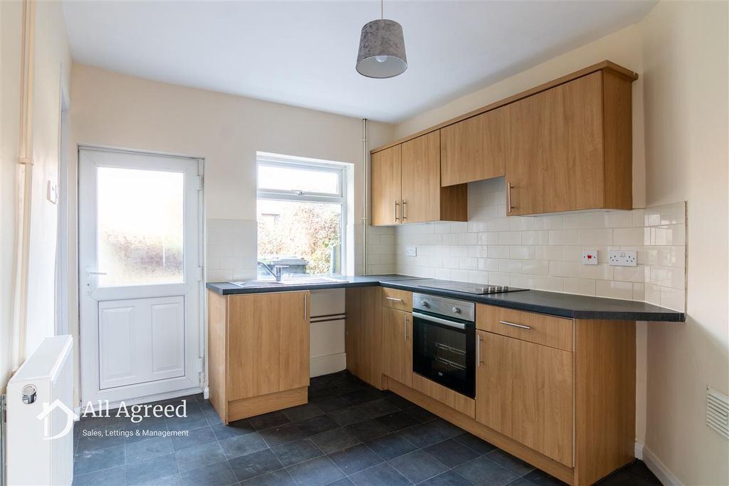 Property photo 3 of 11 Kitchen