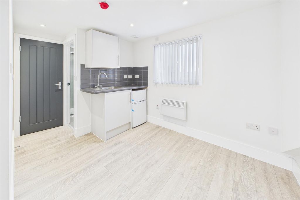 Property photo 3 of 4 Cam03736G0-Pr0214-Still015.Jpg