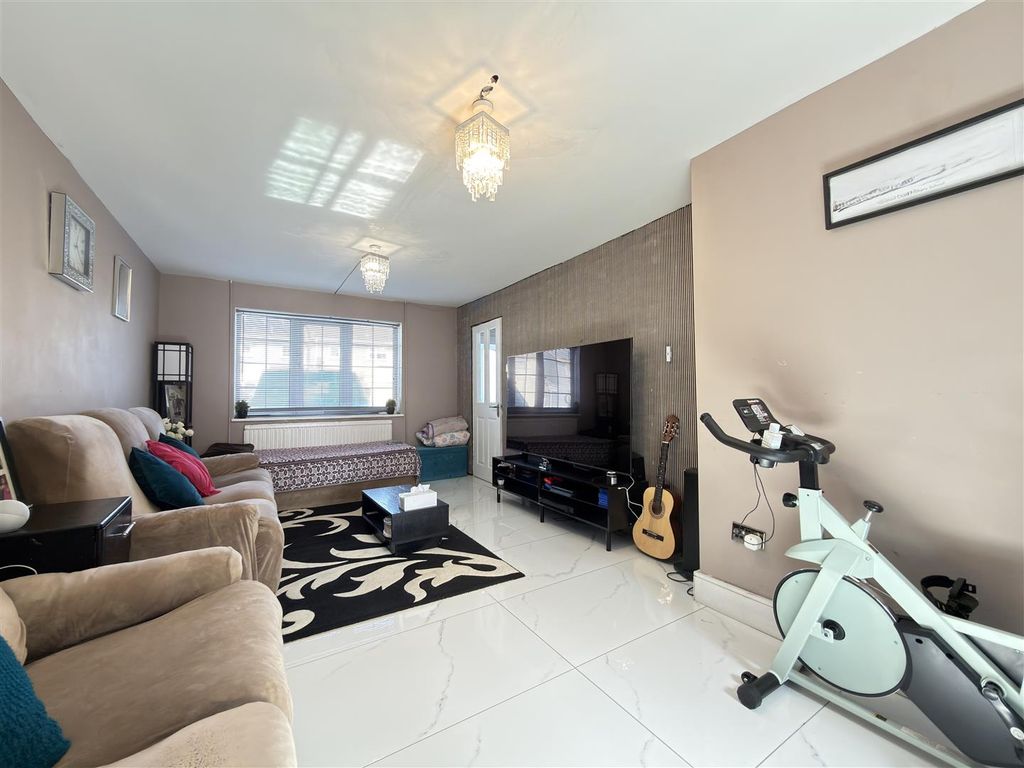 Property photo 3 of 14 Lounge