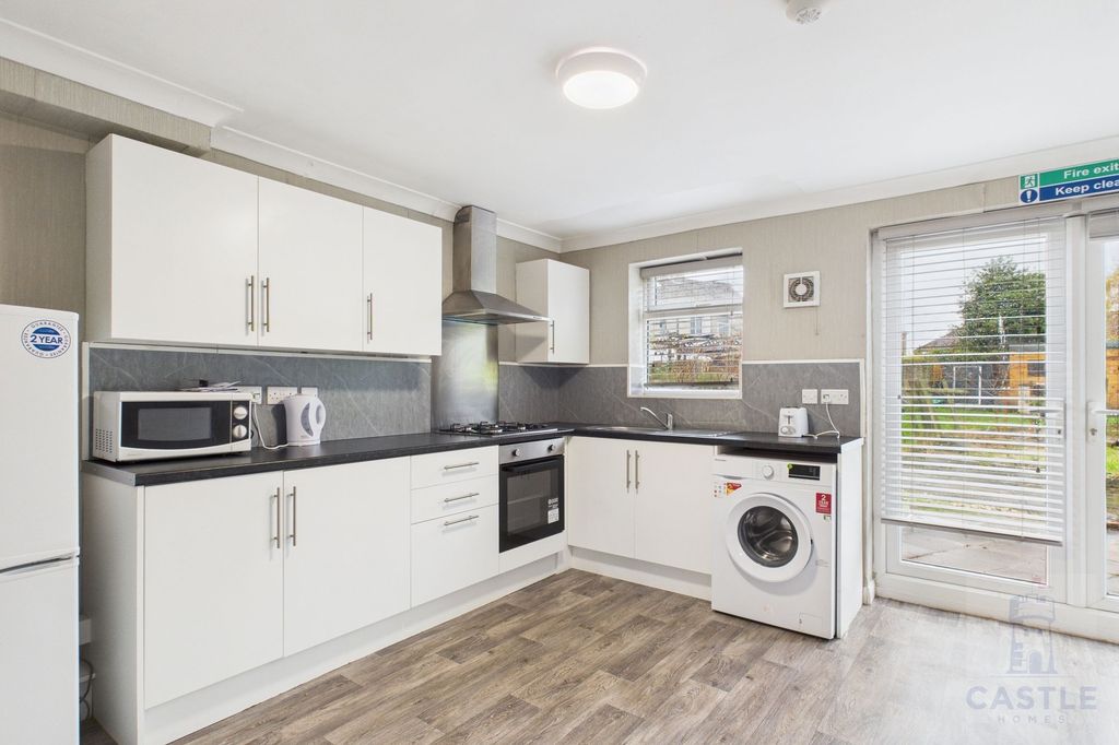 Property photo 3 of 6 Kitchen
