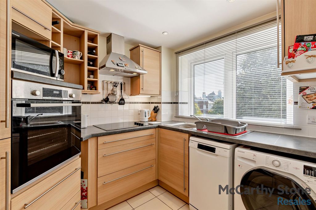 Property photo 3 of 15 8663468-Interior07-800.Jpg