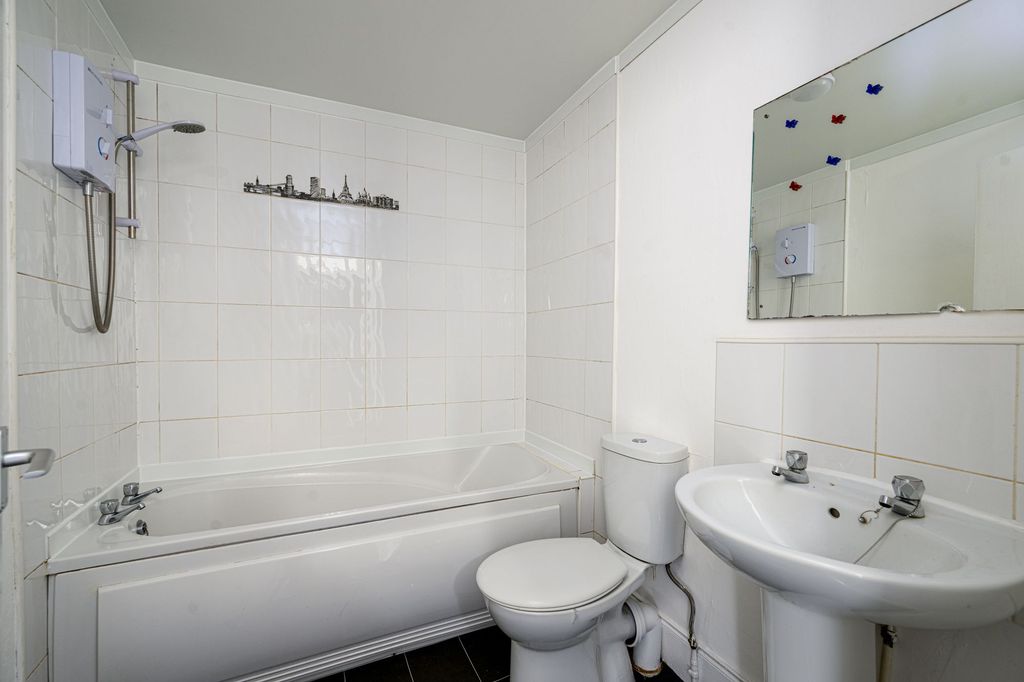 Property photo 3 of 10 Bathroom