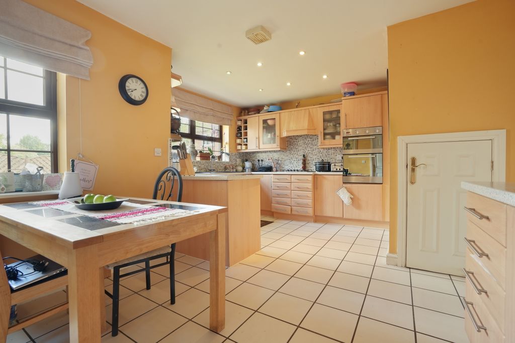 Property photo 2 of 21 Ewemove Estate Agents Scunthorpe - Kitchen