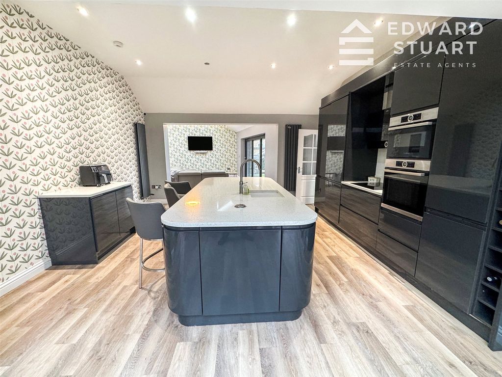 Property photo 3 of 21 Picture No. 32