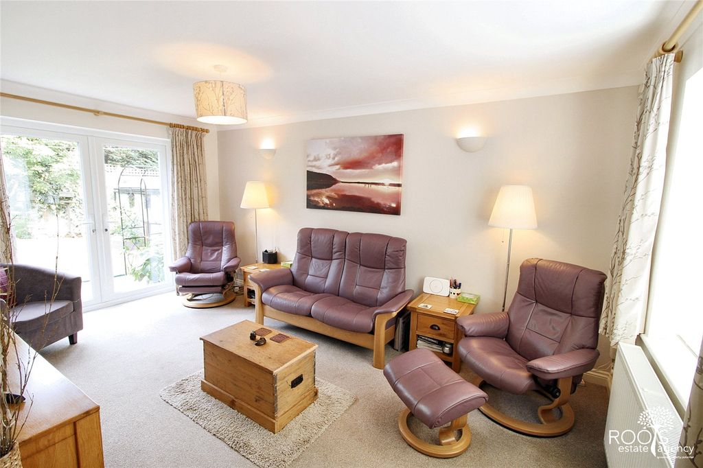 Property photo 3 of 19 Lounge