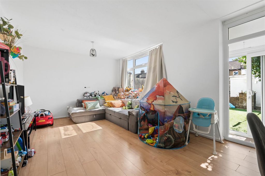 Property photo 3 of 10 3 Foss Road, London Sw17 Reception.Jpg