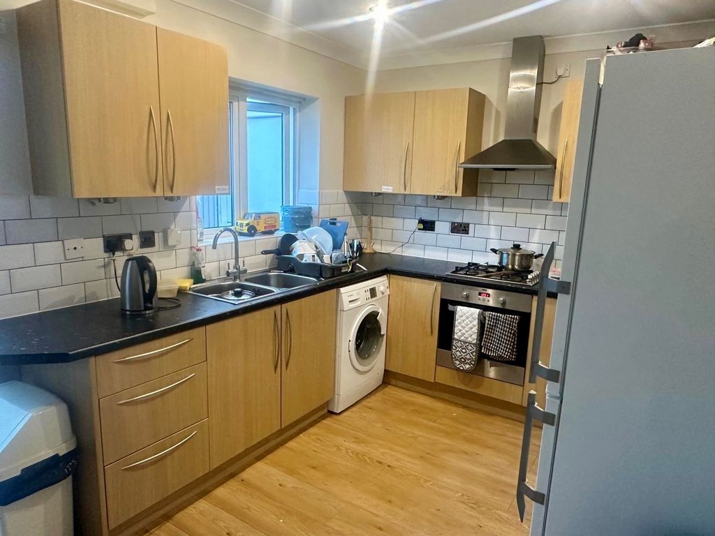 Property photo 2 of 6 Kitchen