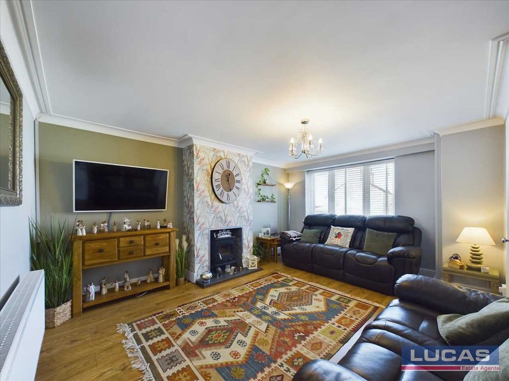 Property photo 2 of 17 Lounge