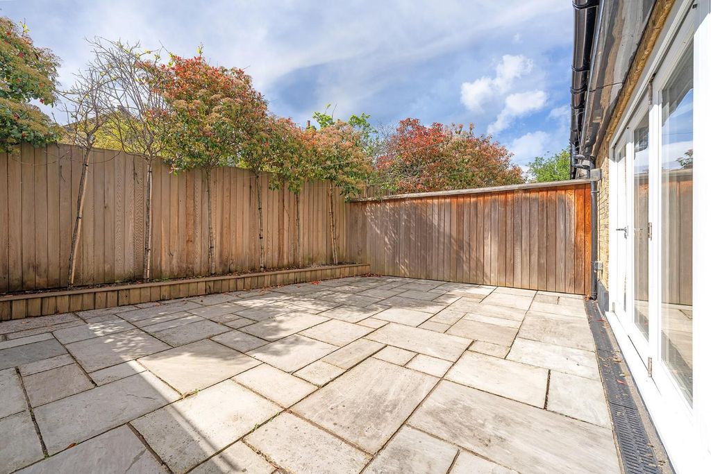 Property photo 2 of 17 Garden (2).Jpg