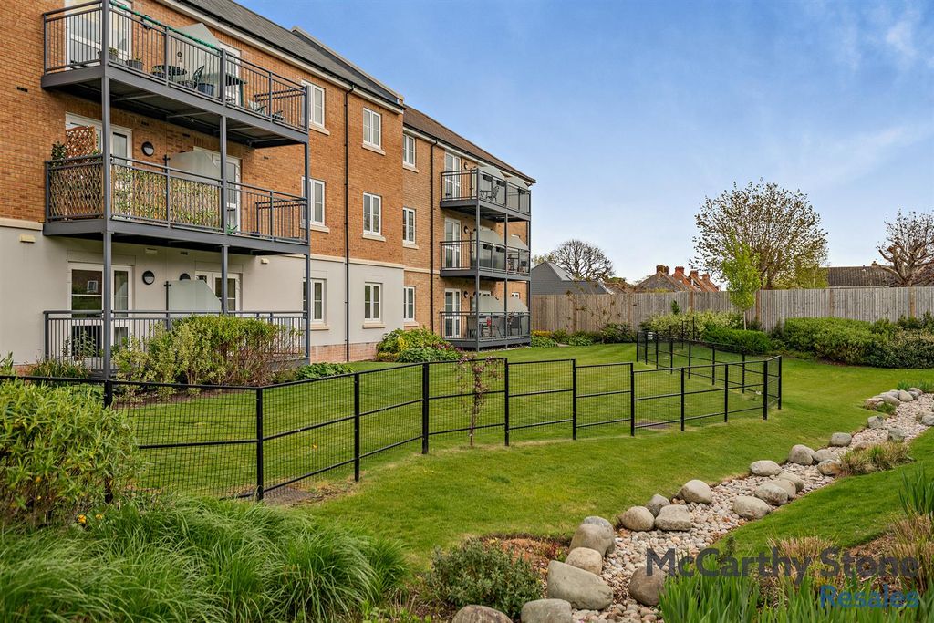 Property photo 1 of 19 Communal Gardens