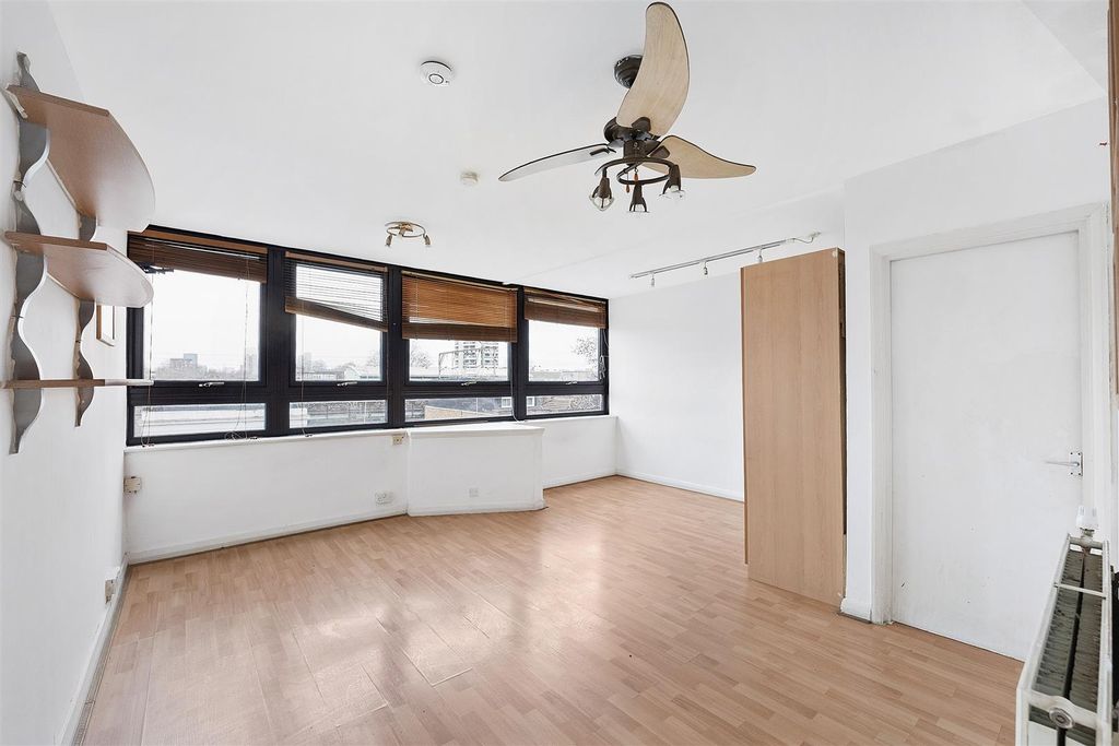 Property photo 2 of 8 Studio Room