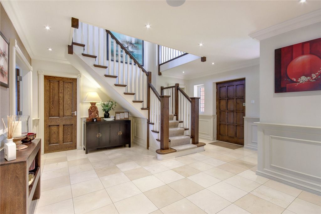 Property photo 2 of 18 Entrance Hall