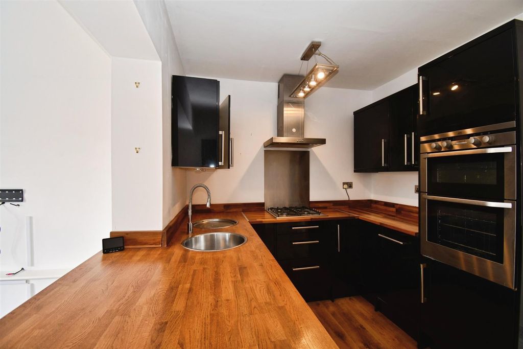 Property photo 3 of 12 Kitchen