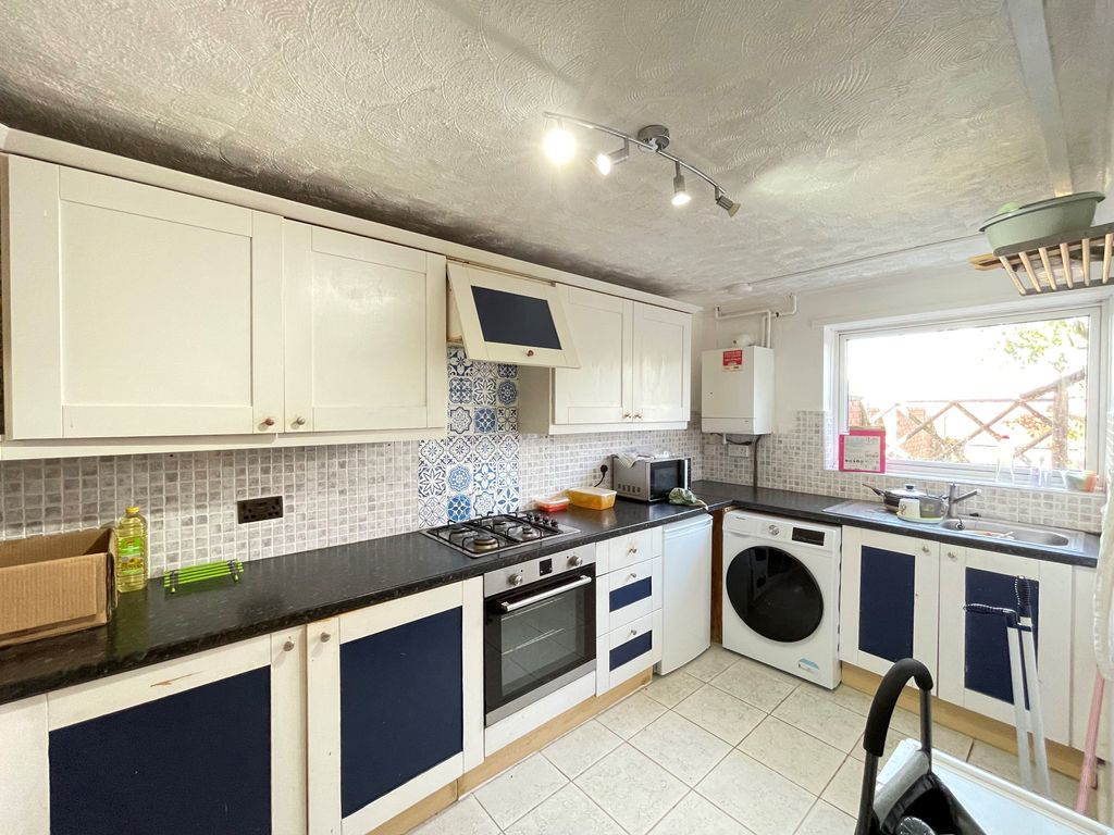 Property photo 2 of 11 Kitchen
