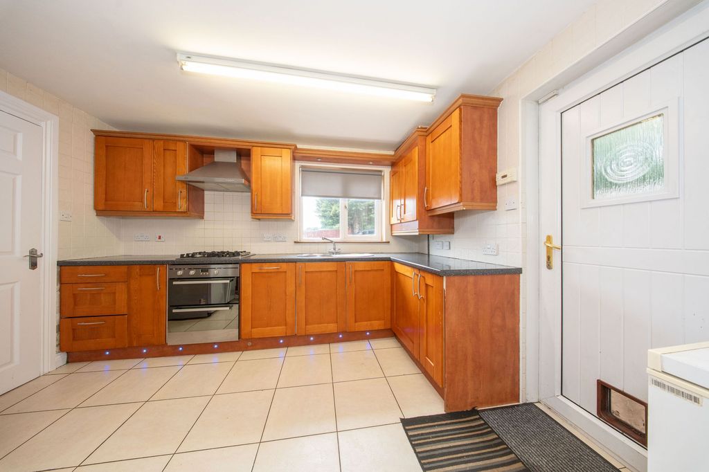 Property photo 3 of 23 Dining Kitchen
