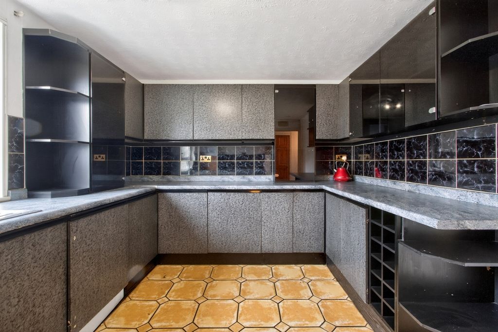 Property photo 2 of 18