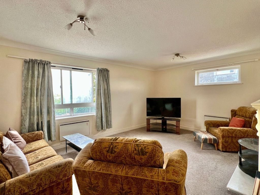 Property photo 3 of 18 Living Room