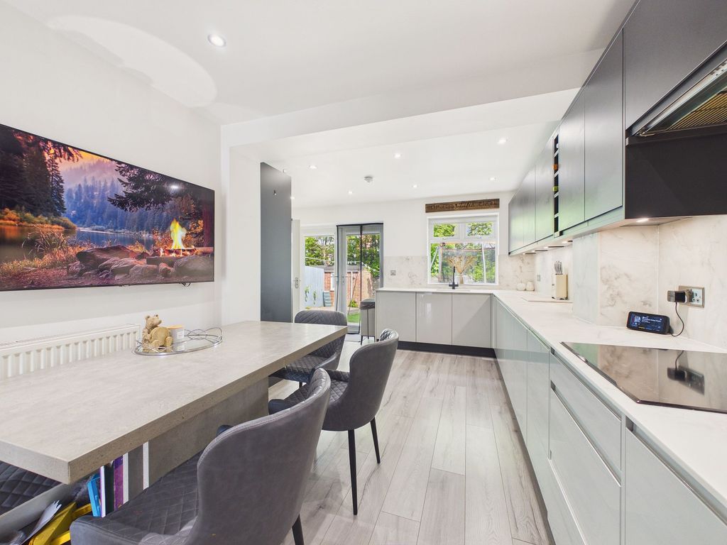 Property photo 2 of 12 Dining Kitchen