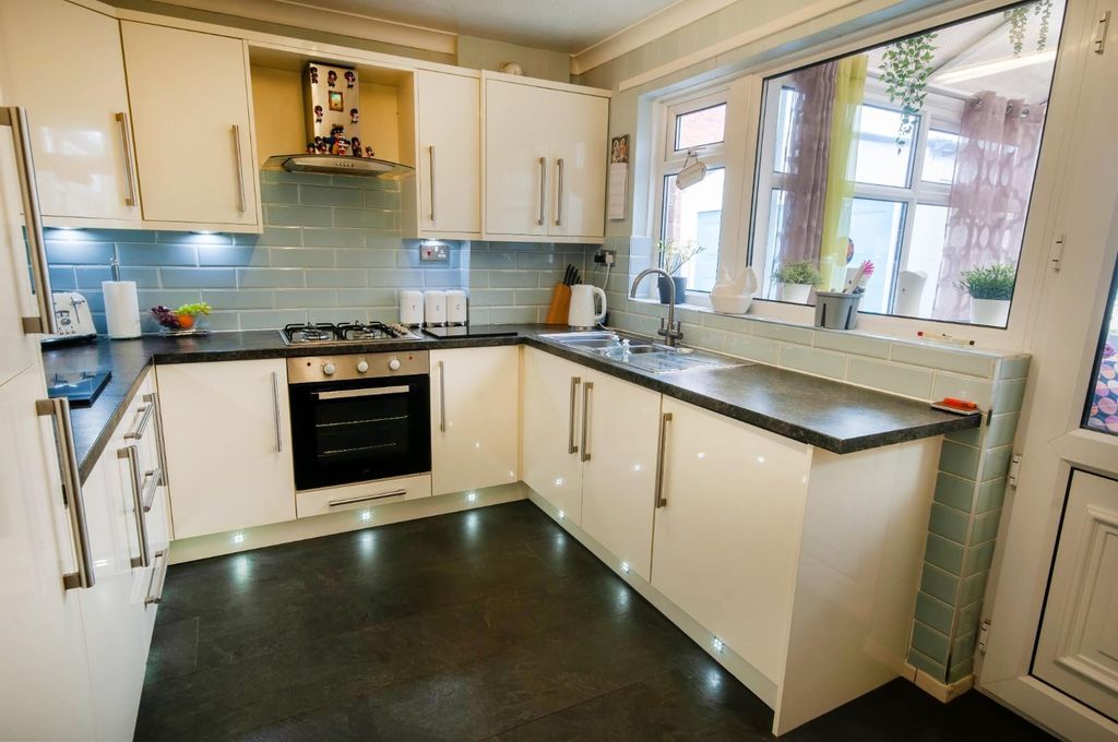 Property photo 3 of 14 Kitchen