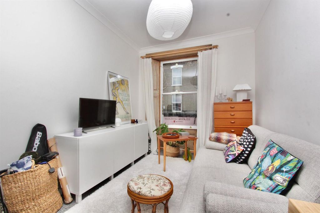 Property photo 3 of 8 Stoke Newington Church Street, N16