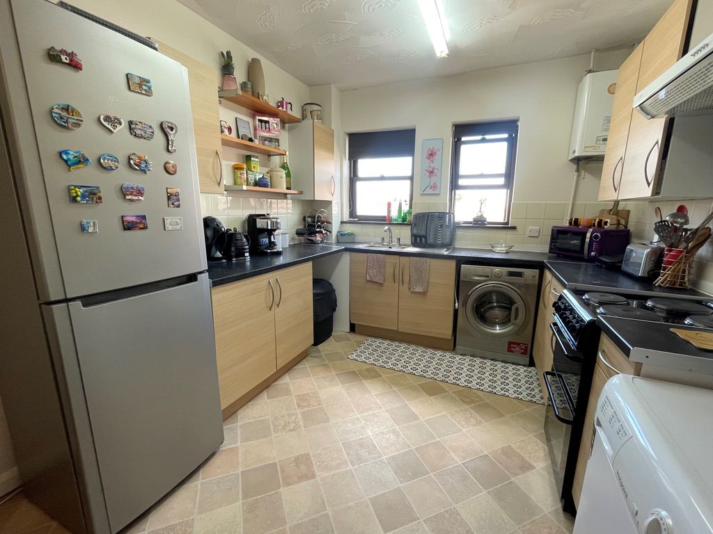 Property photo 3 of 8 Kitchen