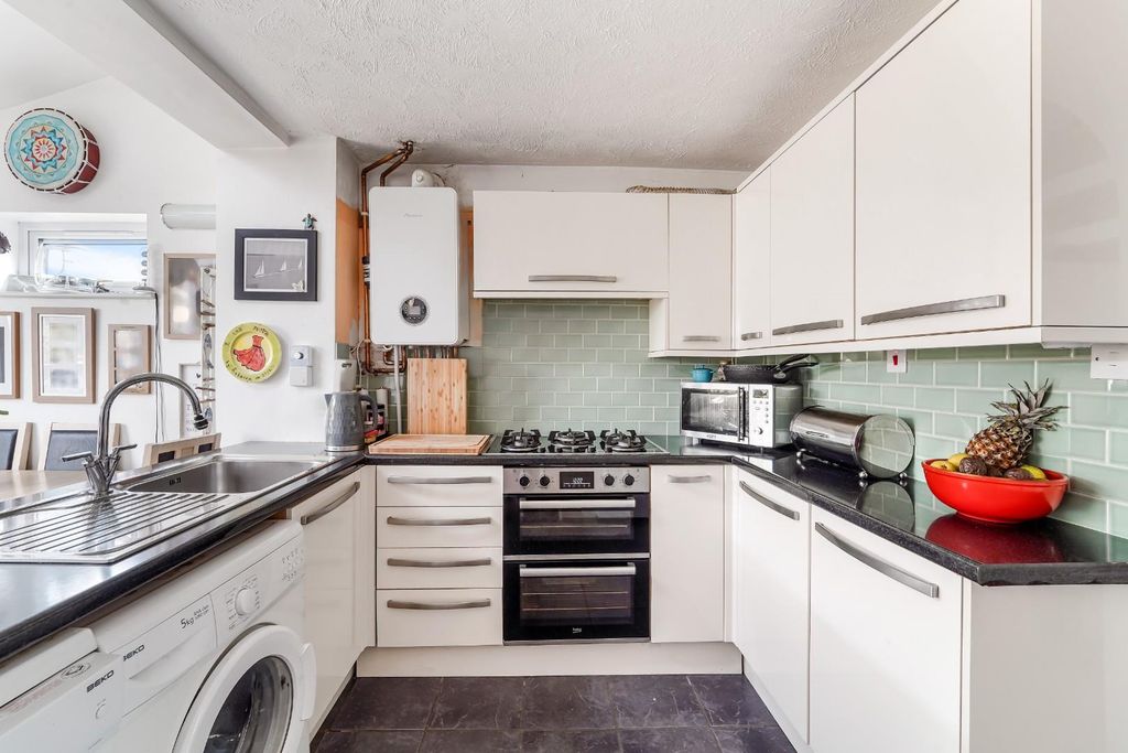 Property photo 3 of 14 Morston Close (9).Jpg