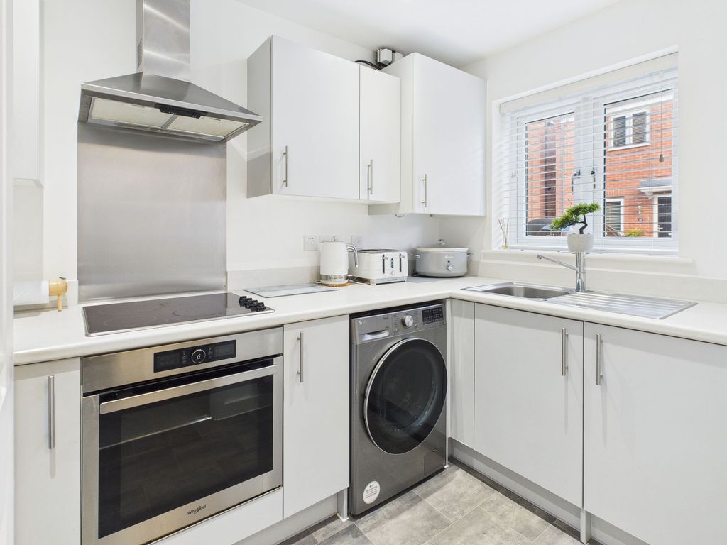 Property photo 3 of 18 Kitchen