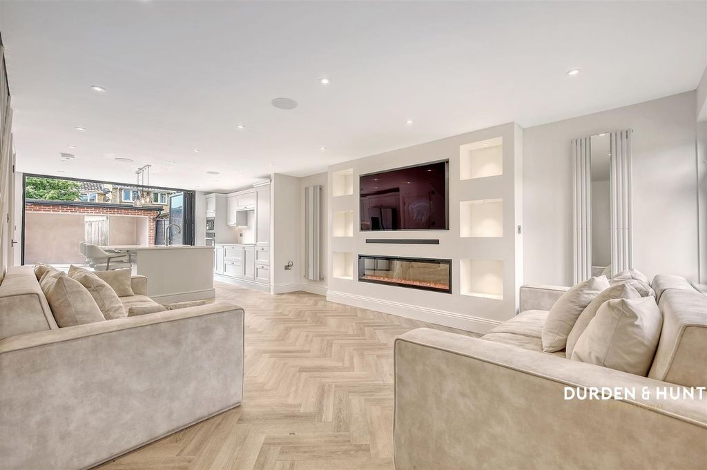 Property photo 2 of 29 Lancaster Road