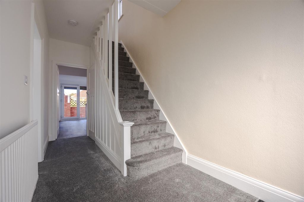 Property photo 2 of 11 Entrance Hall