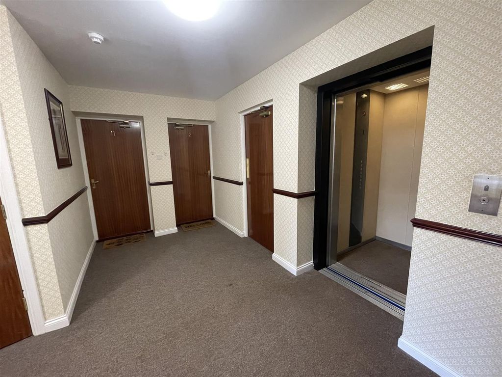 Property photo 3 of 11 Entrance Hall
