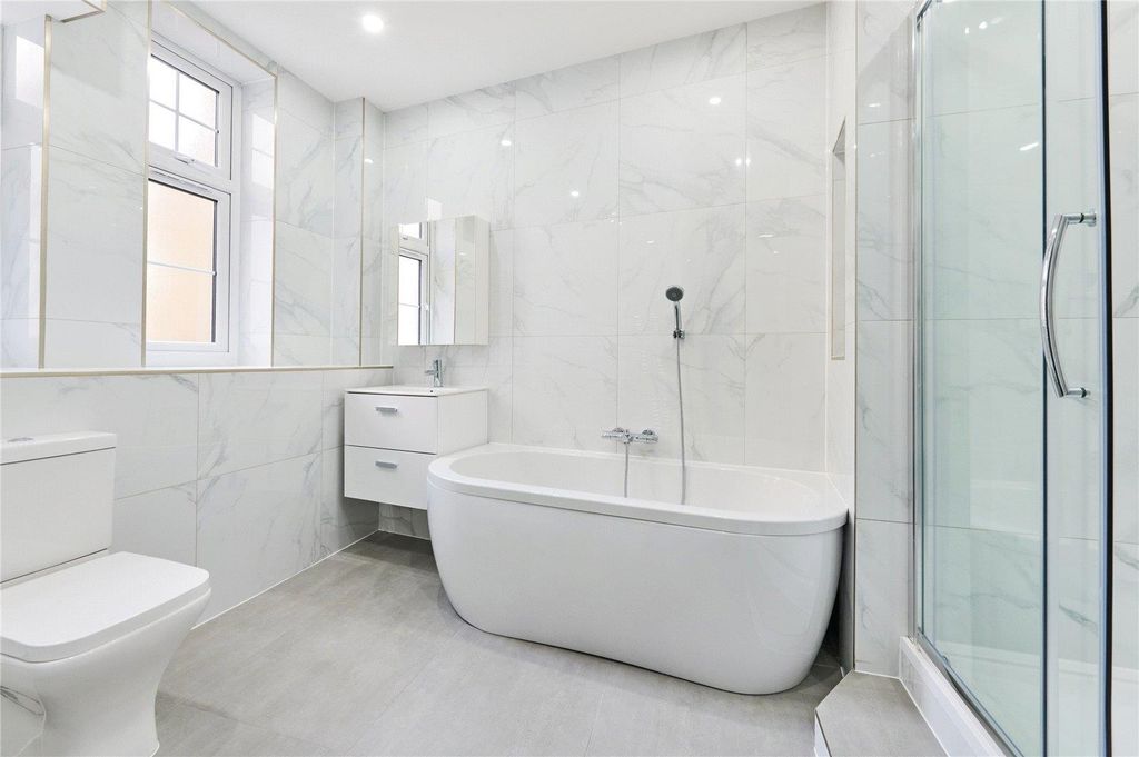 Property photo 3 of 10 Bathroom