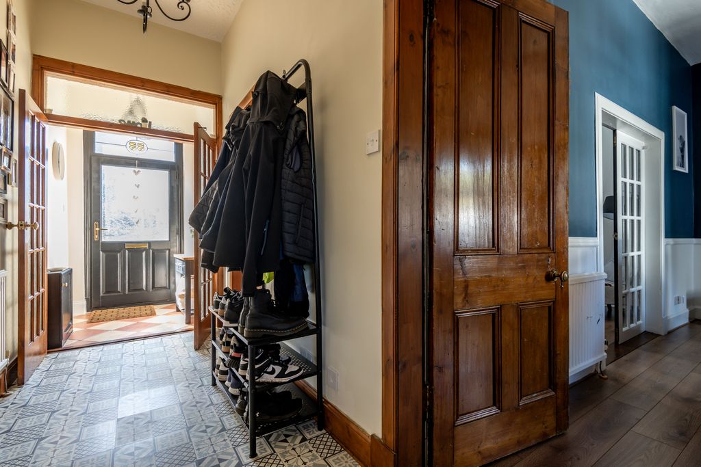 Property photo 3 of 27
