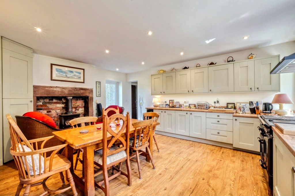 Property photo 3 of 32