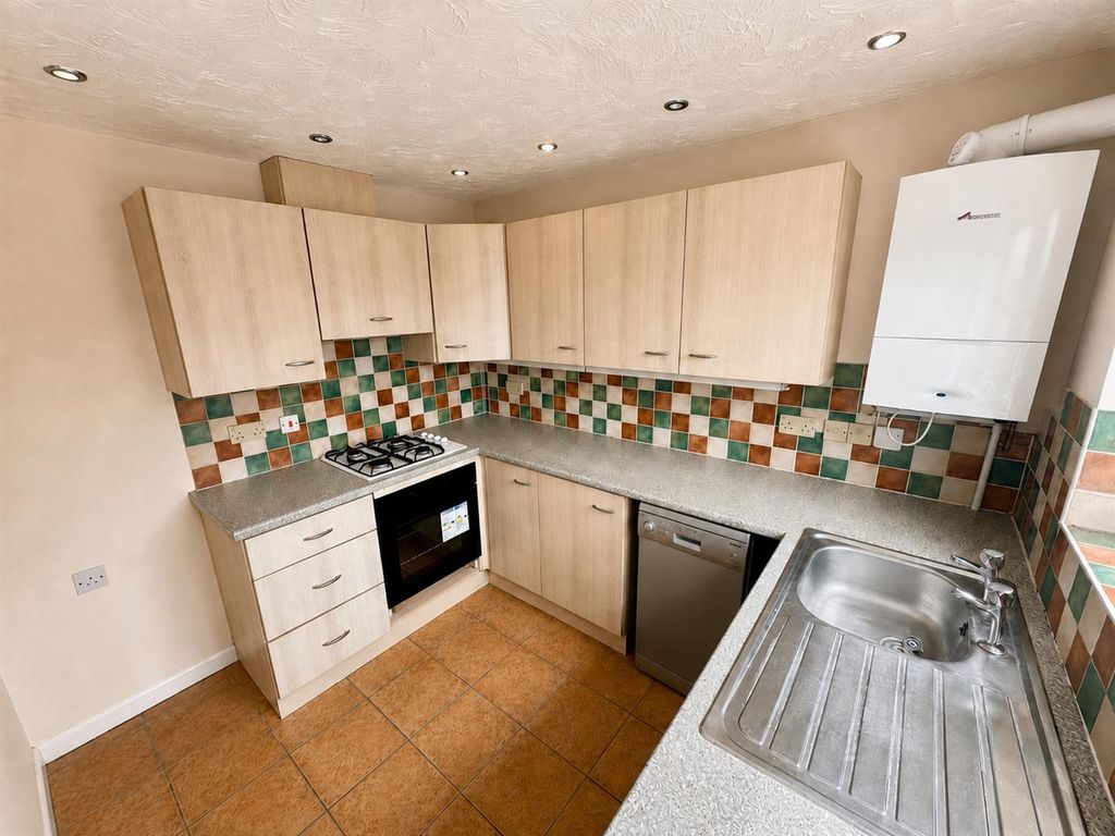 Property photo 3 of 20 Kitchen (2/2)