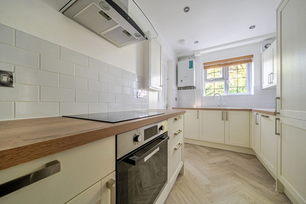 Property photo 2 of 22 1449037-18-69E5Ff...