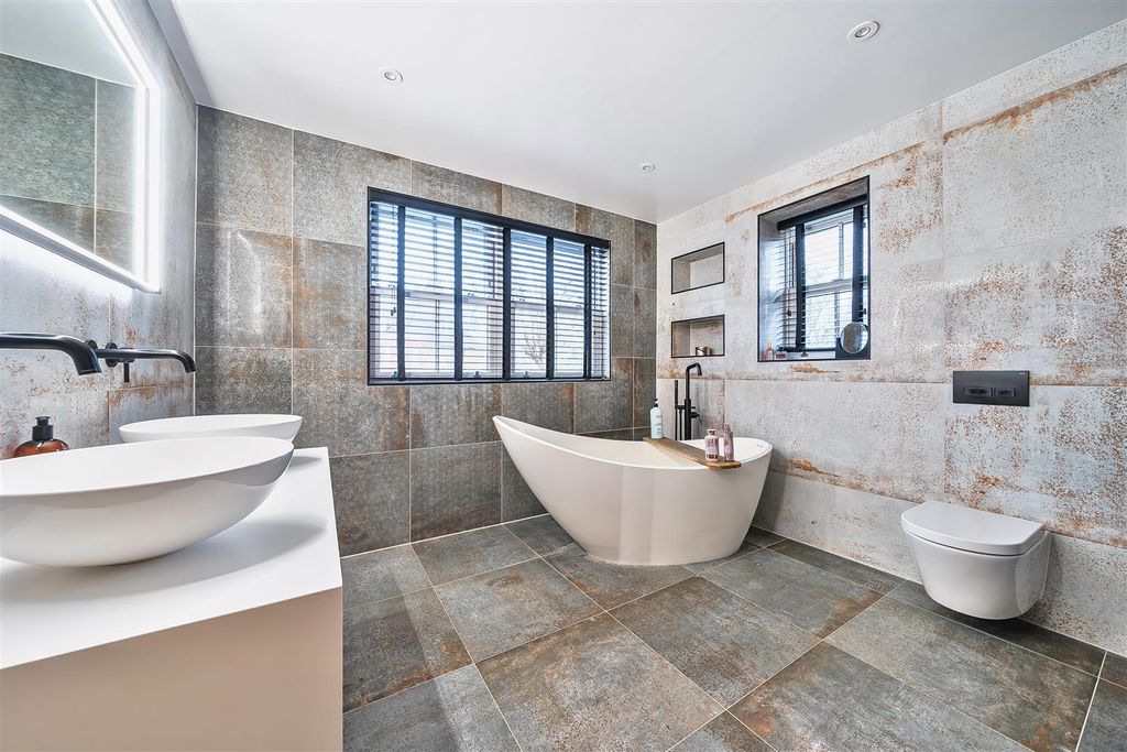 Property photo 3 of 24 Ensuite