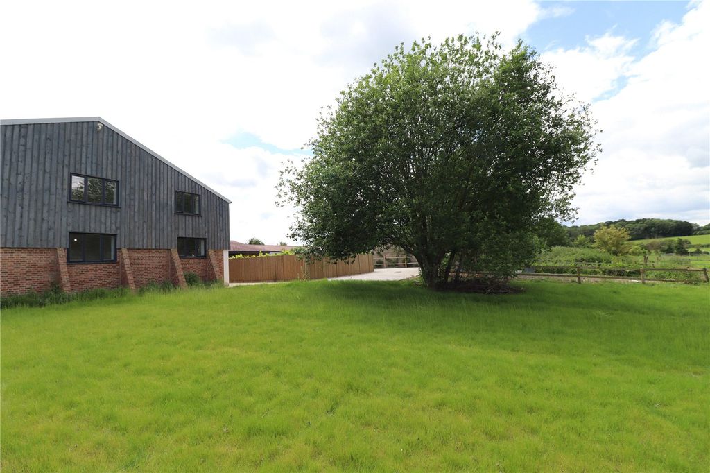 Property photo 3 of 13 Side Elevation