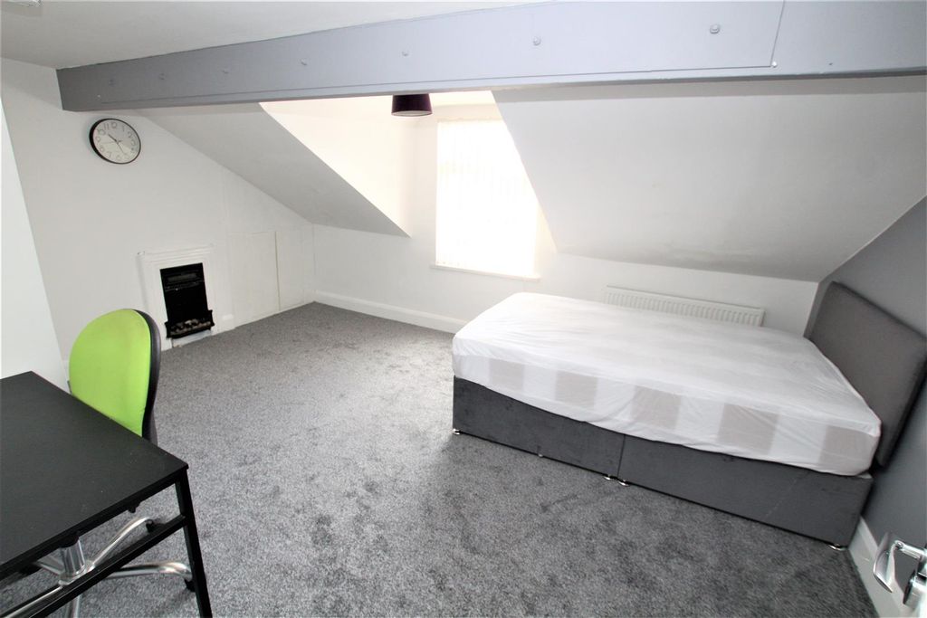 Property photo 3 of 10 Upper Bedroom3.Jpg