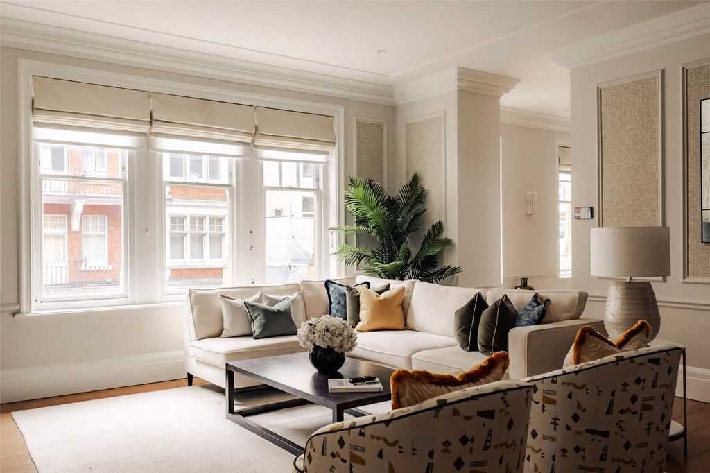 Property photo 1 of 25 Living Room