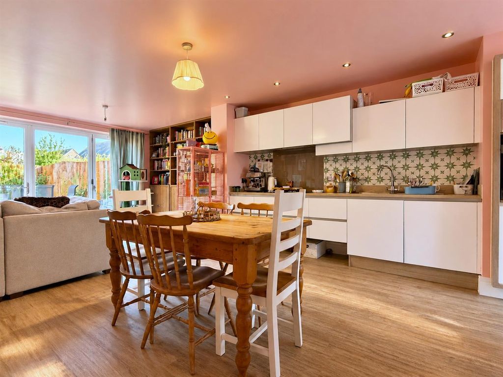 Property photo 2 of 16 Stylish Dining Kitchen