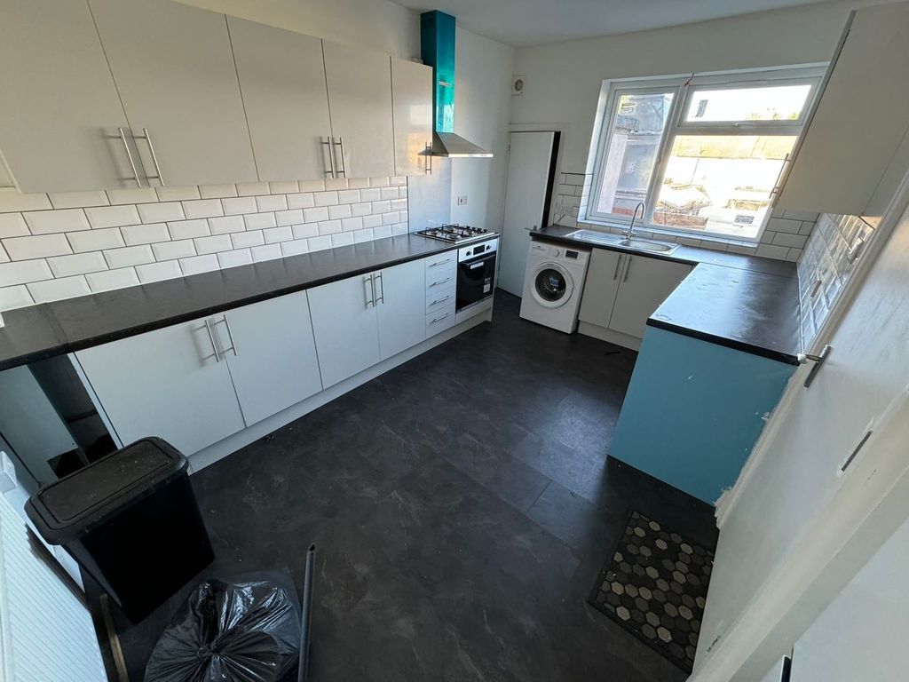 Property photo 2 of 8 Kitchen