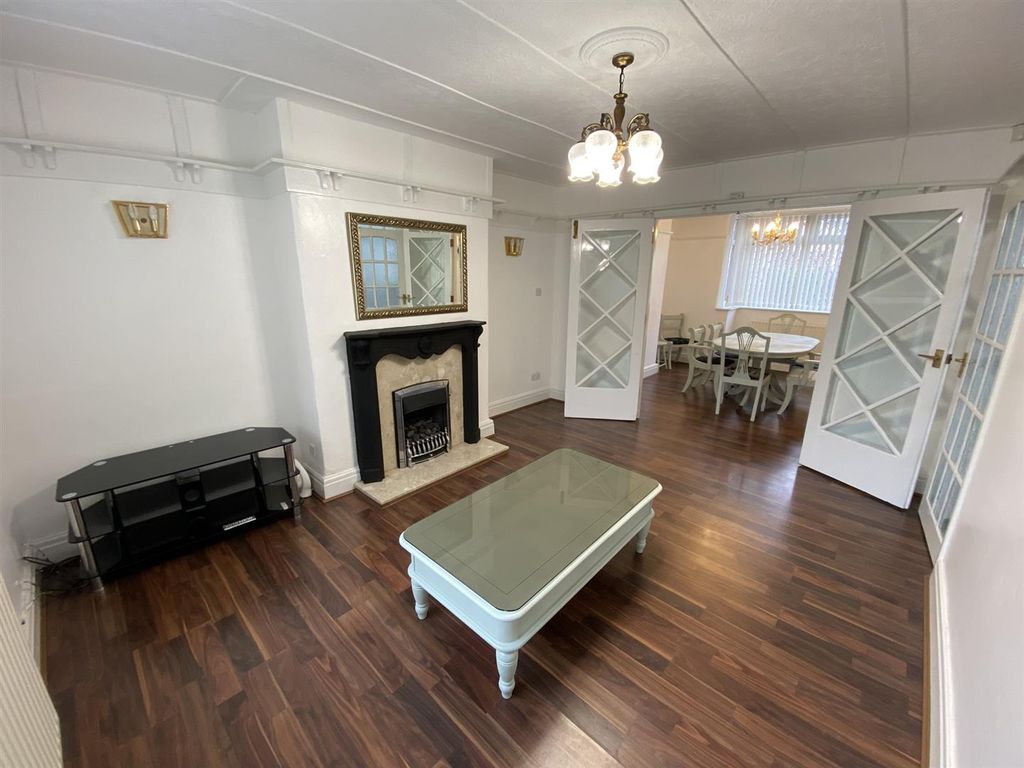 Property photo 2 of 35 Lounge