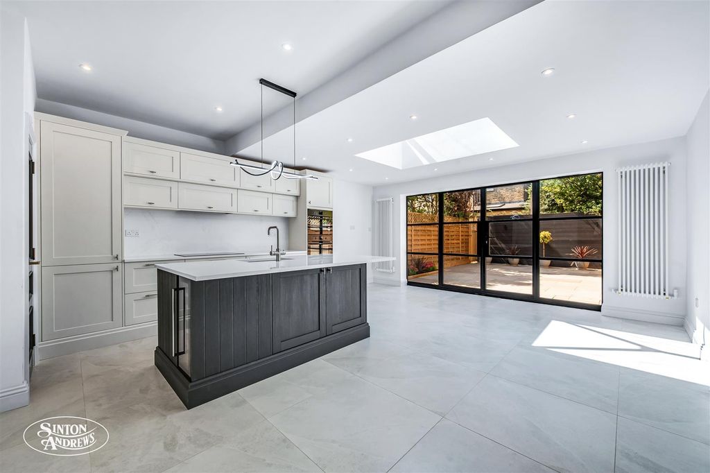 Property photo 2 of 18 40 Claygate Road-7.Jpg