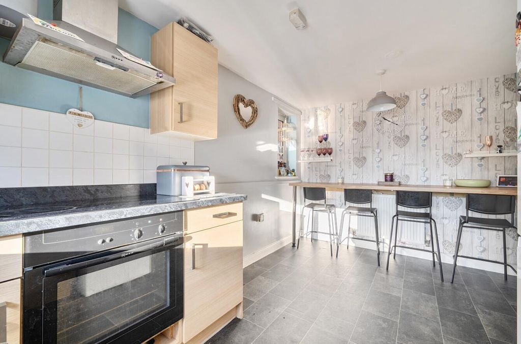 Property photo 3 of 12 1398178-11-696779...