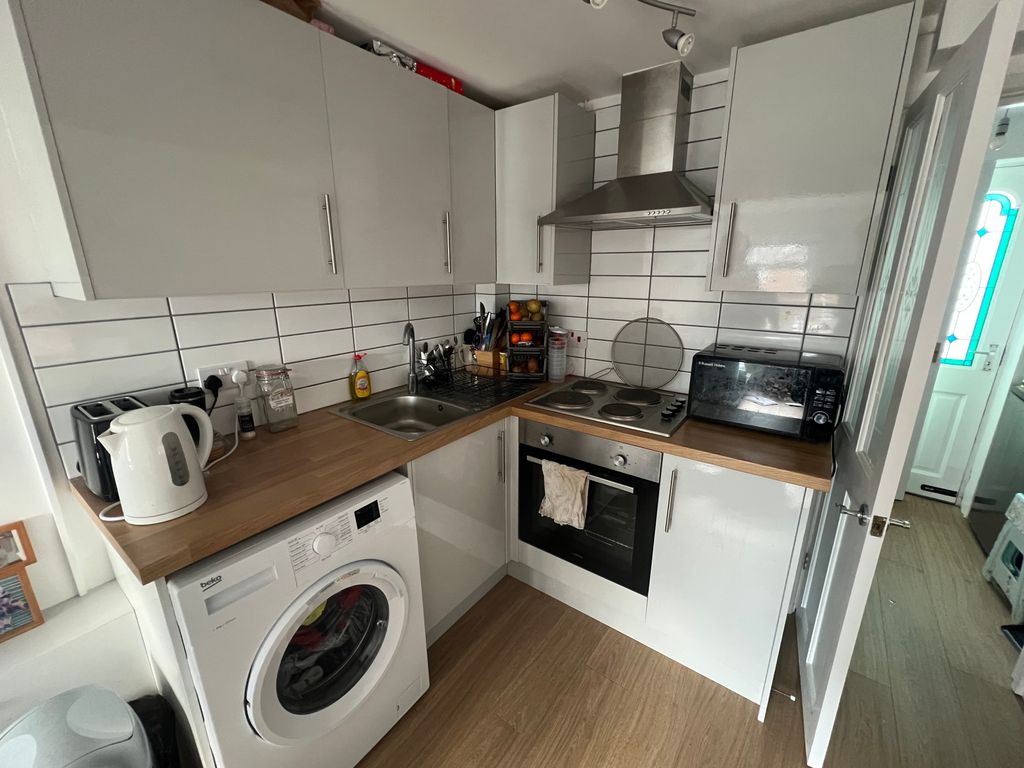 Property photo 3 of 7 Kitchen