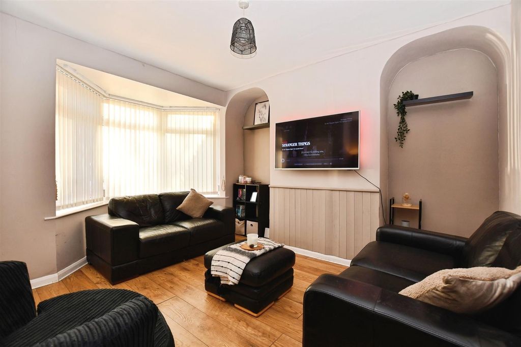 Property photo 2 of 23 Lounge