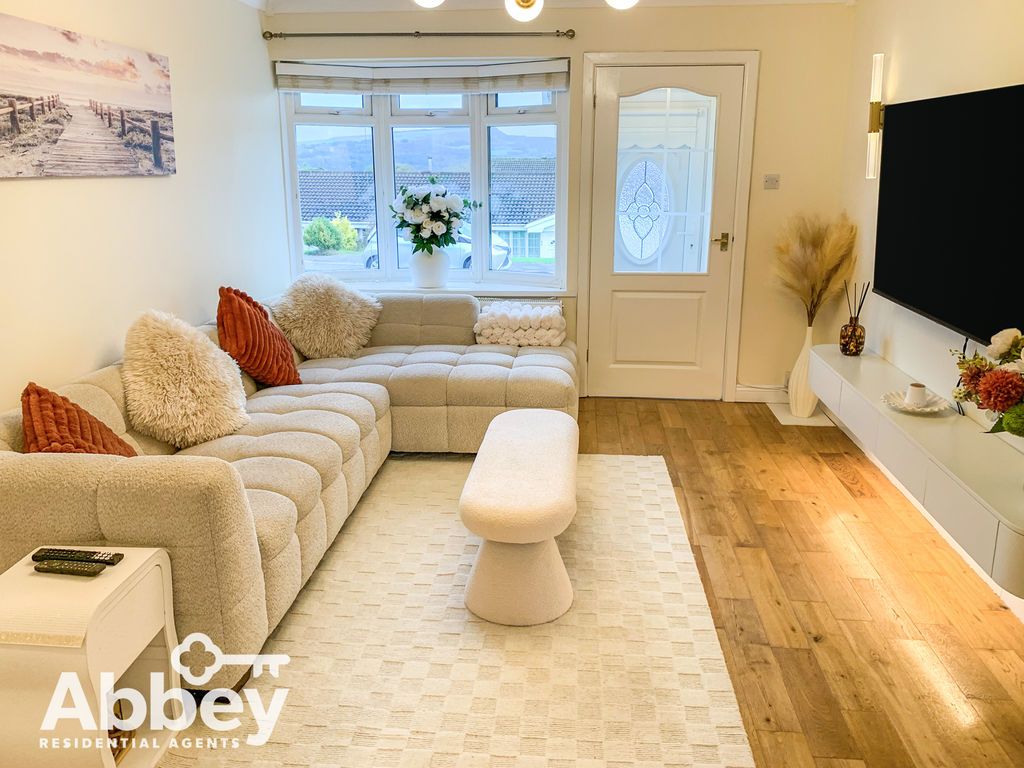 Property photo 2 of 17 Lounge 1