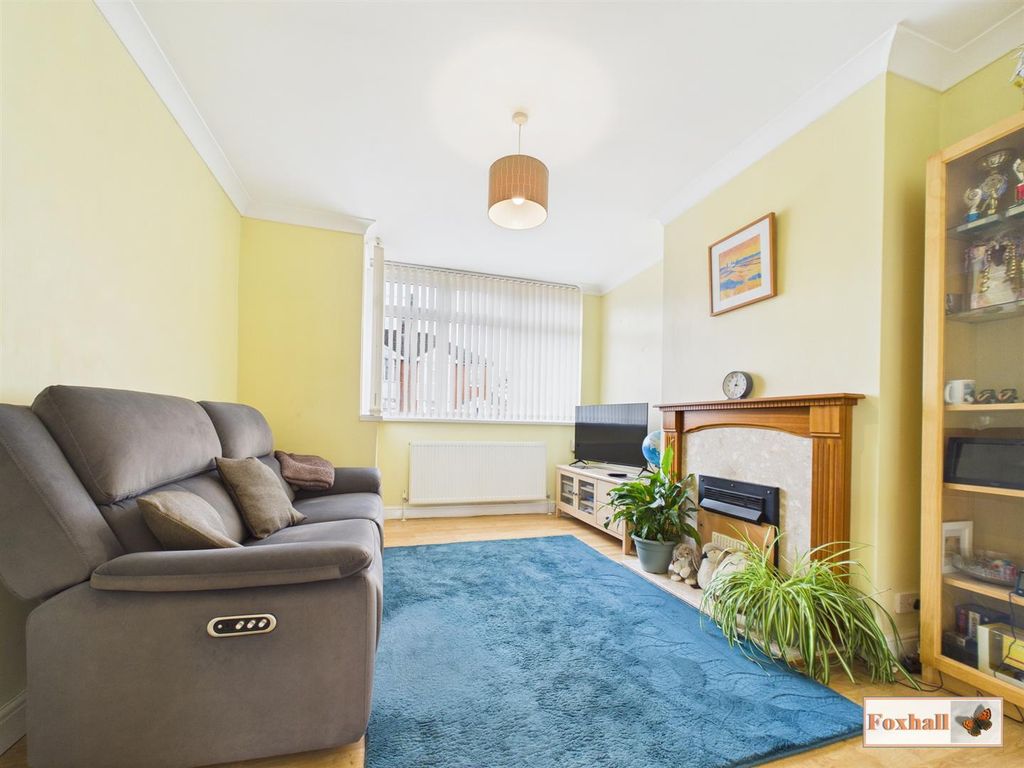 Property photo 3 of 19 Lounge