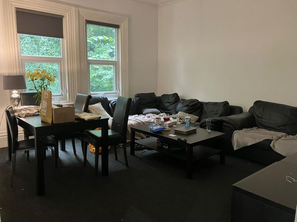 Property photo 3 of 5 Spacious, Comfortable Living Room With Large Corne...