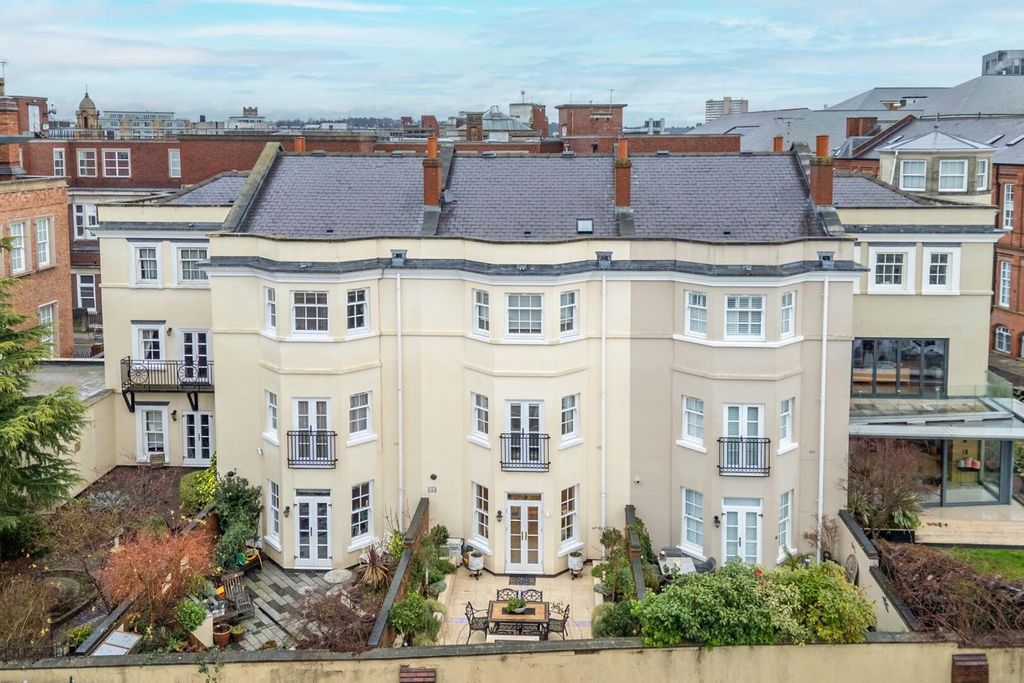 Property photo 1 of 33 Rear Garden